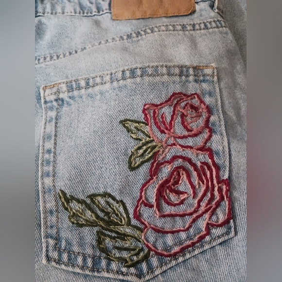 🌺🌸CUSTOM Hand-Stitched Flower H&M Divided Distressed Boyfriend Jeans!🌸🌺 - Picture 3 of 6